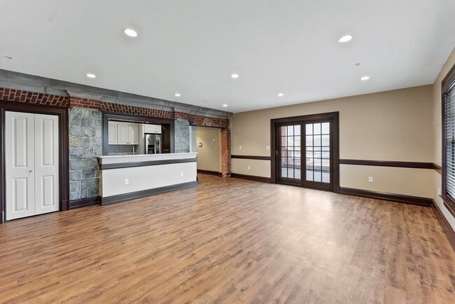 Foto del edificio - 6 Main St Ext