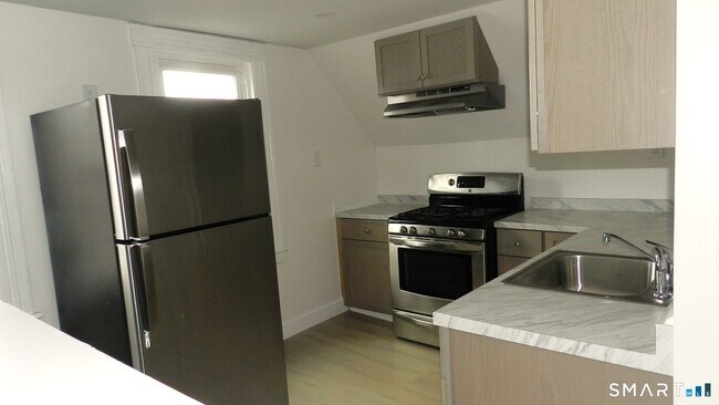 Foto del edificio - 1655 Iranistan Ave