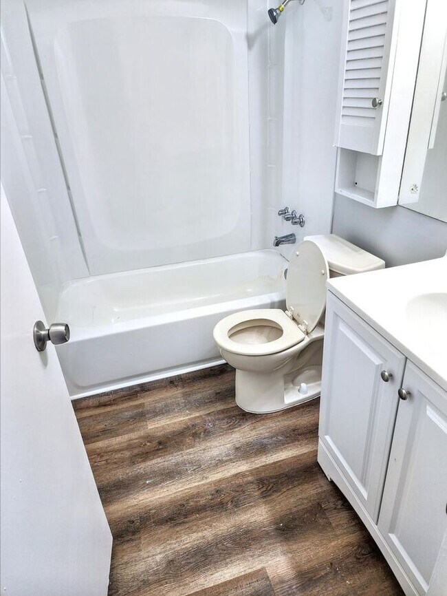Foto del edificio - Charming 3-Bedroom Home with Fenced Yard /...