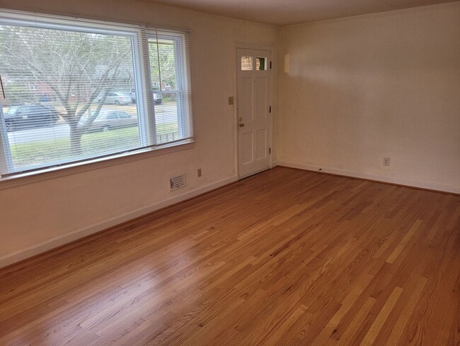 Building Photo - LAKE SMITH TERRACE - 4 bedroom 2 bath Ranc...
