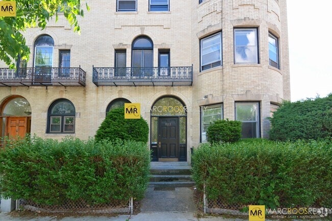 Building Photo - 923 Beacon St