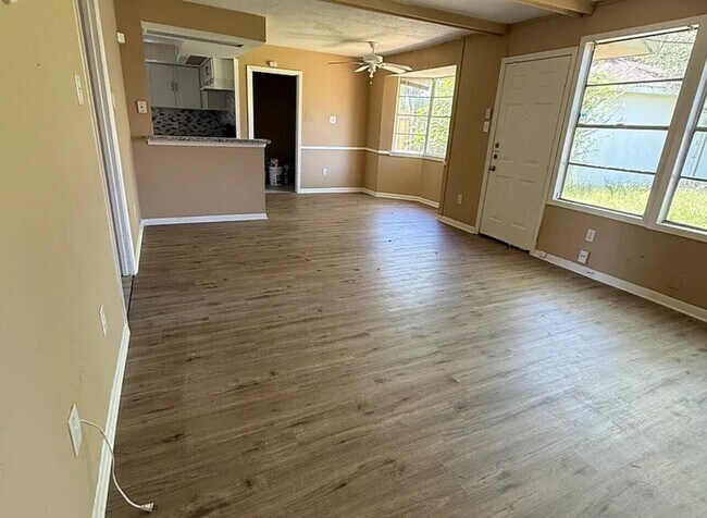 Foto del edificio - 6818 Thornwild Rd