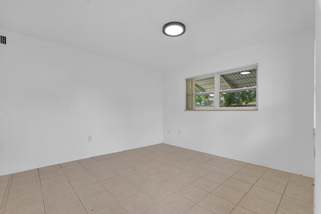 Foto del edificio - 2435 Plunkett St