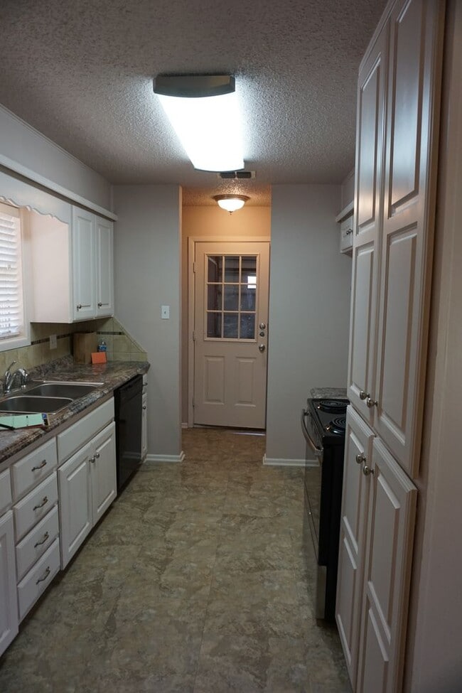 Building Photo - 8310 Geneva Dr