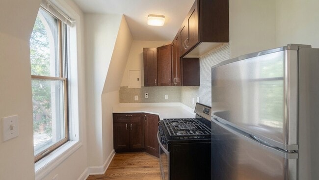 Building Photo - 533 W Wrightwood Ave