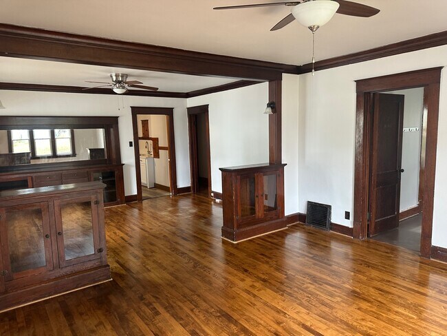 Sala de estar y comedor divididos - 507 Niagara Ave