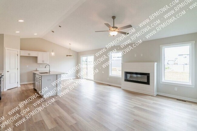Building Photo - CORNER LOT!! 3 Bed, 2 Bath Home in Huxley