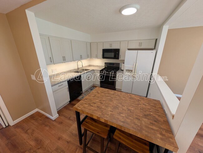 Foto del edificio - Beautiful 4-Bedroom Split-Level Home with ...