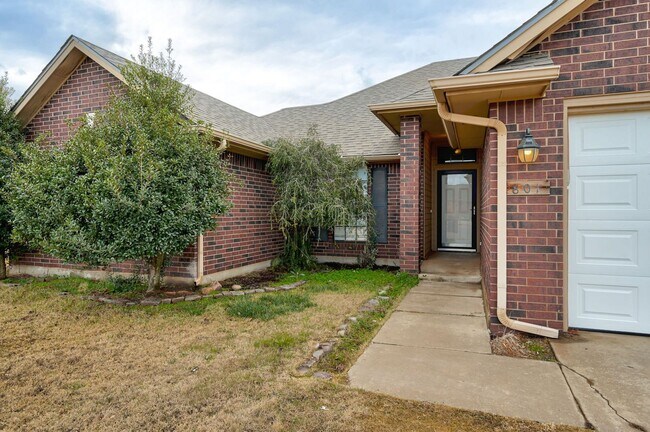 Foto del edificio - Dazzling 4 Bedroom 2 Bathroom in Gated Com...