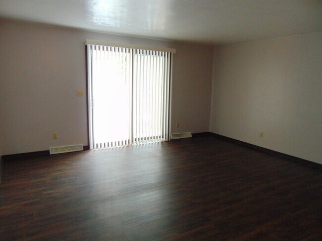 Building Photo - 825 Turek St