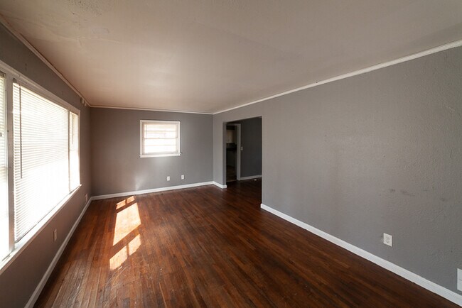 Building Photo - 2868 Monterey Dr