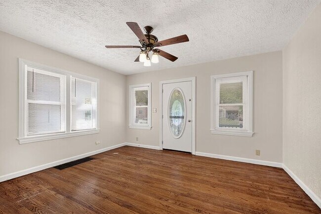 Foto del edificio - Freshly Updated Home in Warren Township