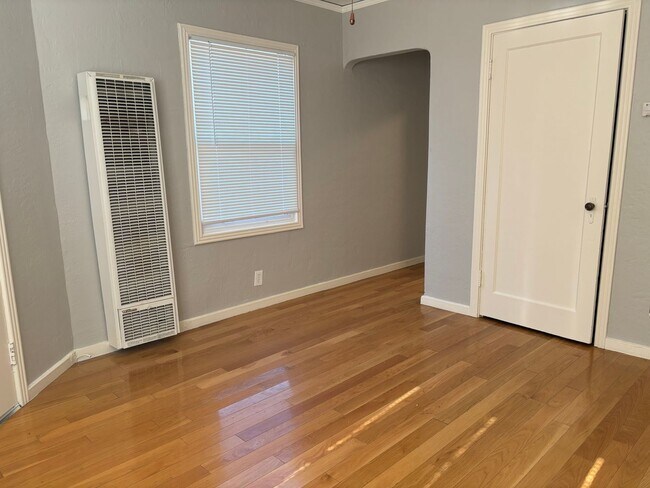 Building Photo - Terrific Downtown Location w/Storage Garage!
