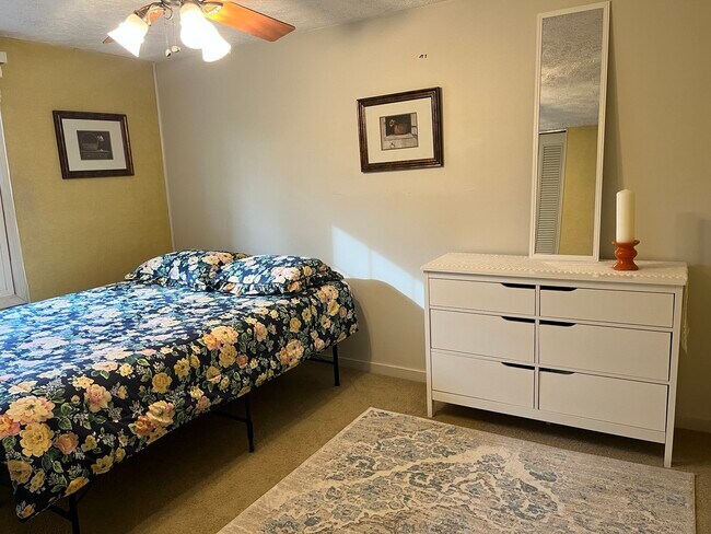 Foto del edificio - 210 Pinehurst Ln