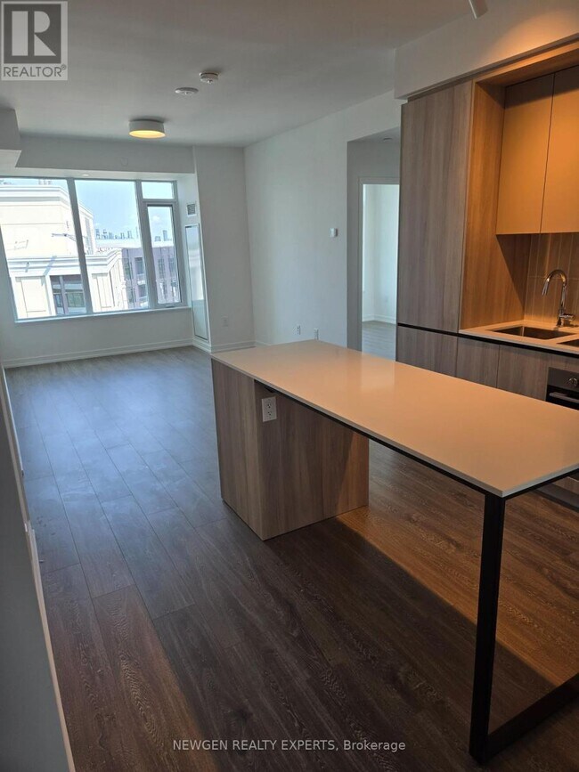 Photo du bâtiment - 2485 Eglinton Ave W
