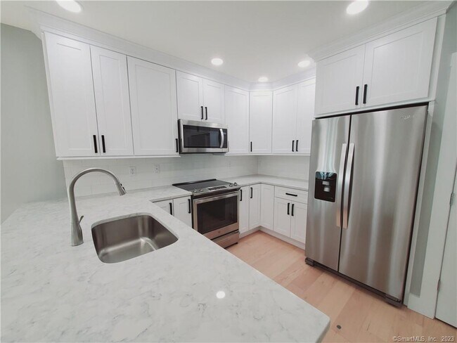 Foto del edificio - 492 Glenbrook Rd
