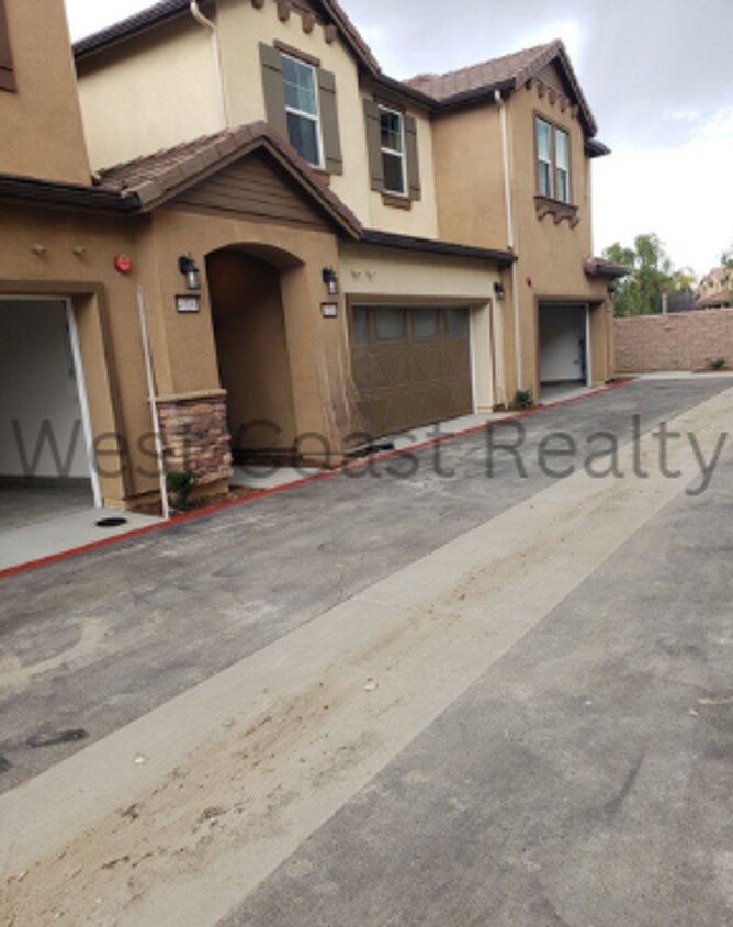 Primary Photo - AMAZING 2 STORY, 3 BED AND 2.5 BATH TOWNHO...