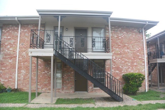 Foto del edificio - 9616 Long Point Rd