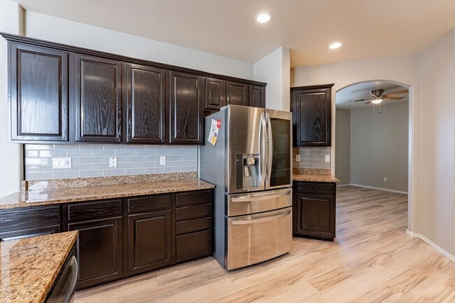 Foto del edificio - Four Bedrooms, 3 Car Garage - New flooring!