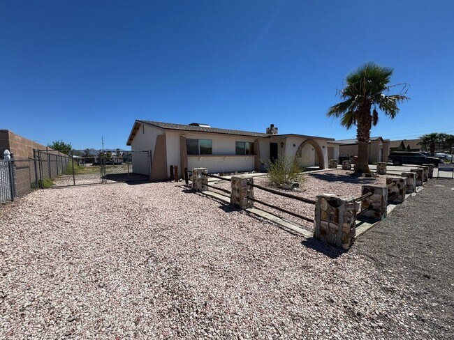 Building Photo - 3BR 2Ba home w/Large Fenced yard with RV g...