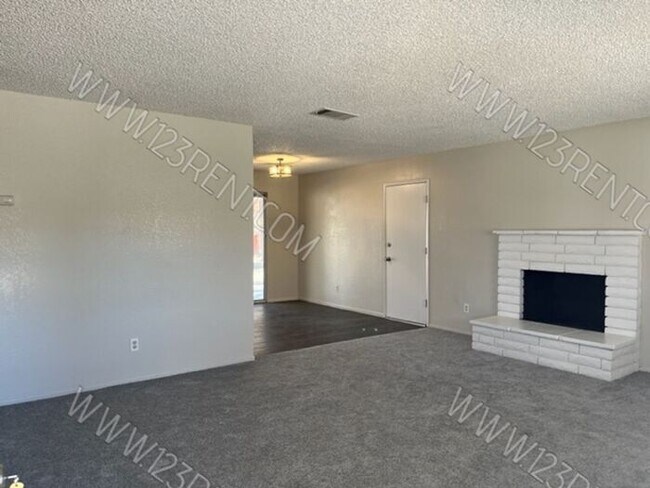 Building Photo - LAKE LOS ANGELES 3BD/2BATH HOUSE
