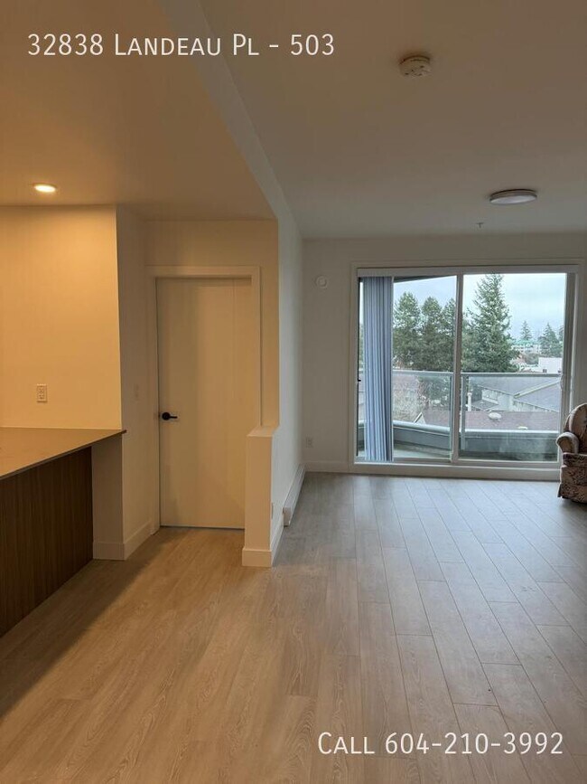 Building Photo - Conveniently Located 2 Bedroom Condo
