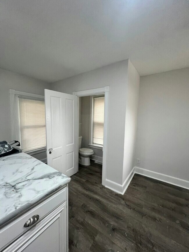 Building Photo - 372 Bridge St