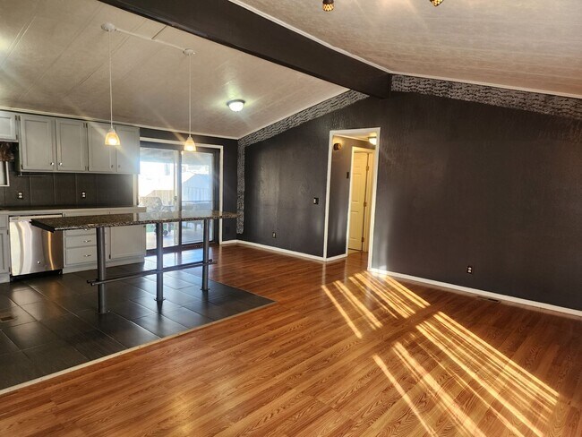 Foto del edificio - Beautiful 3 Bedroom with additonal 4th bedroom! Larg fenced front & backyard!!