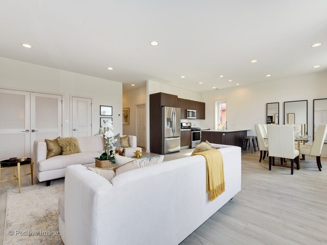 Building Photo - 6539 W Dickens Ave