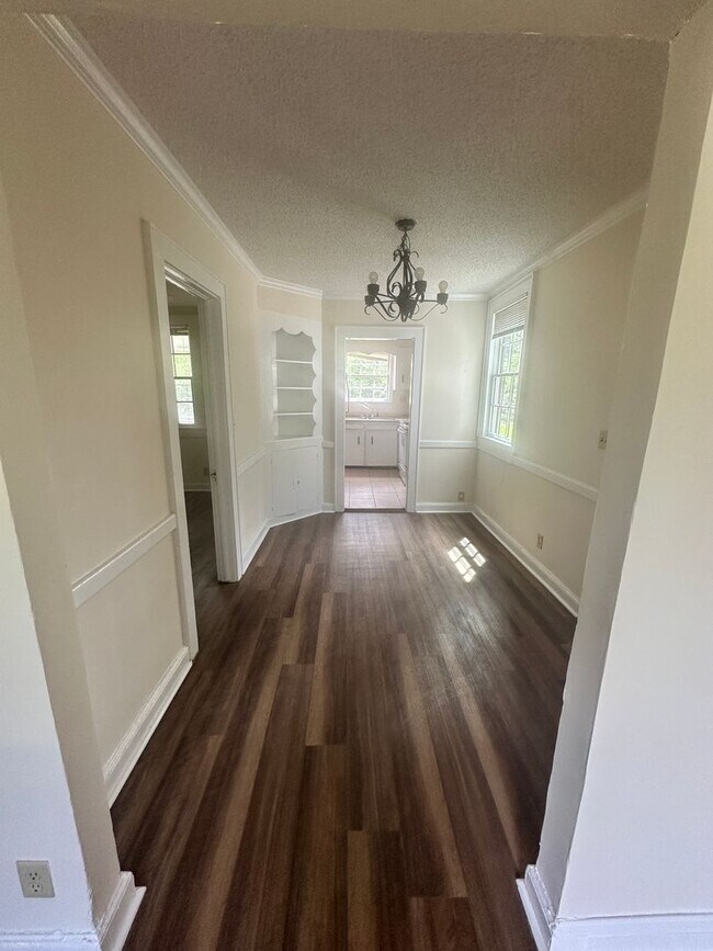 Foto del edificio - Check Out This 3 Bedroom/1 Bath House!