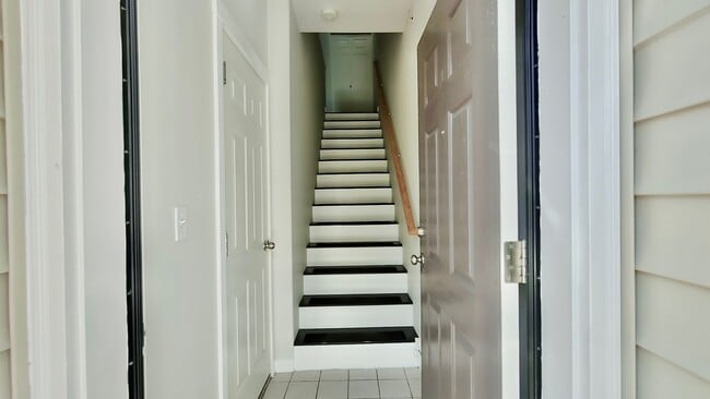 Building Photo - **PRICE REDUCTION** Darling 2 Bedroom Cond...