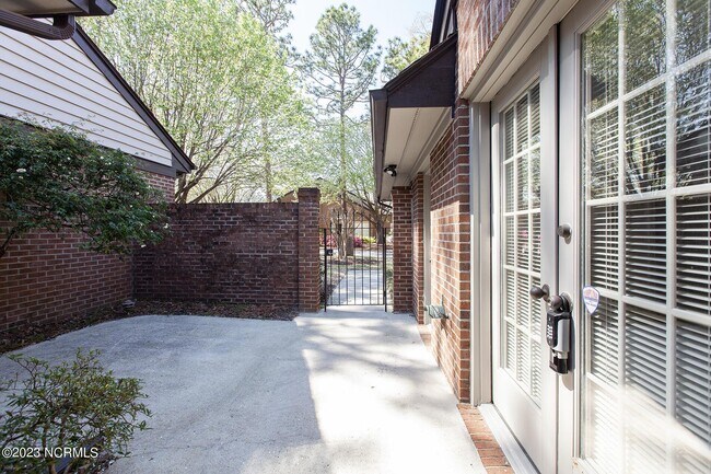 Building Photo - 2204 Jumpin Run Dr