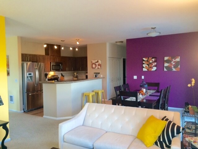 Building Photo - Updated Top Floor Unit in Dunhill Terrace ...