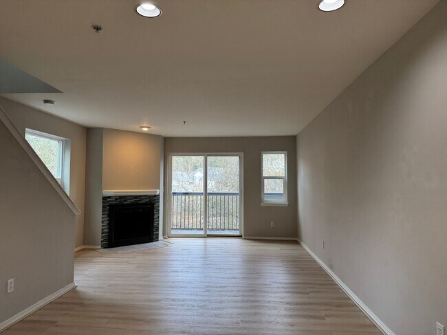 Foto del edificio - CLICK "REQUEST A TOUR" NOW!