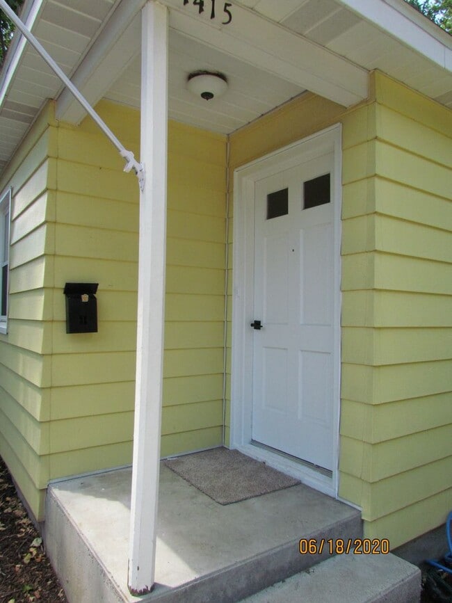 Building Photo - Roommate Needed for 3 Bed Home Close to Bo...
