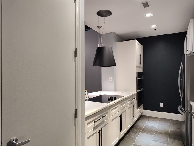 Building Photo - Luxury studio located in Factory South!