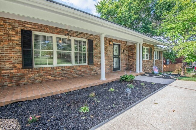 Photo - Halls 37938 - 4 bedroom, bath home with 4 garage spaces - Call Susan Niedergeses 865-300-4722