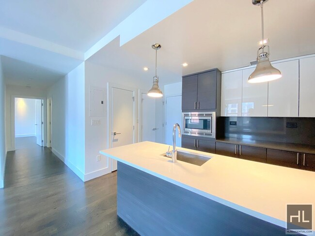 Building Photo - No fee 3bed 3 bath with Laundry in unit. M...