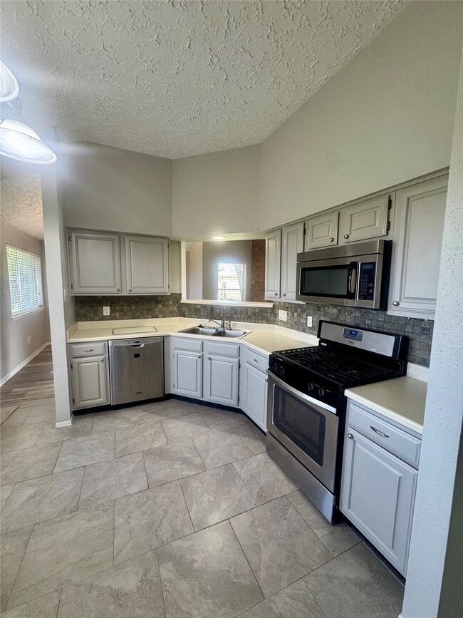 Building Photo - 15702 Roxton Ridge Dr