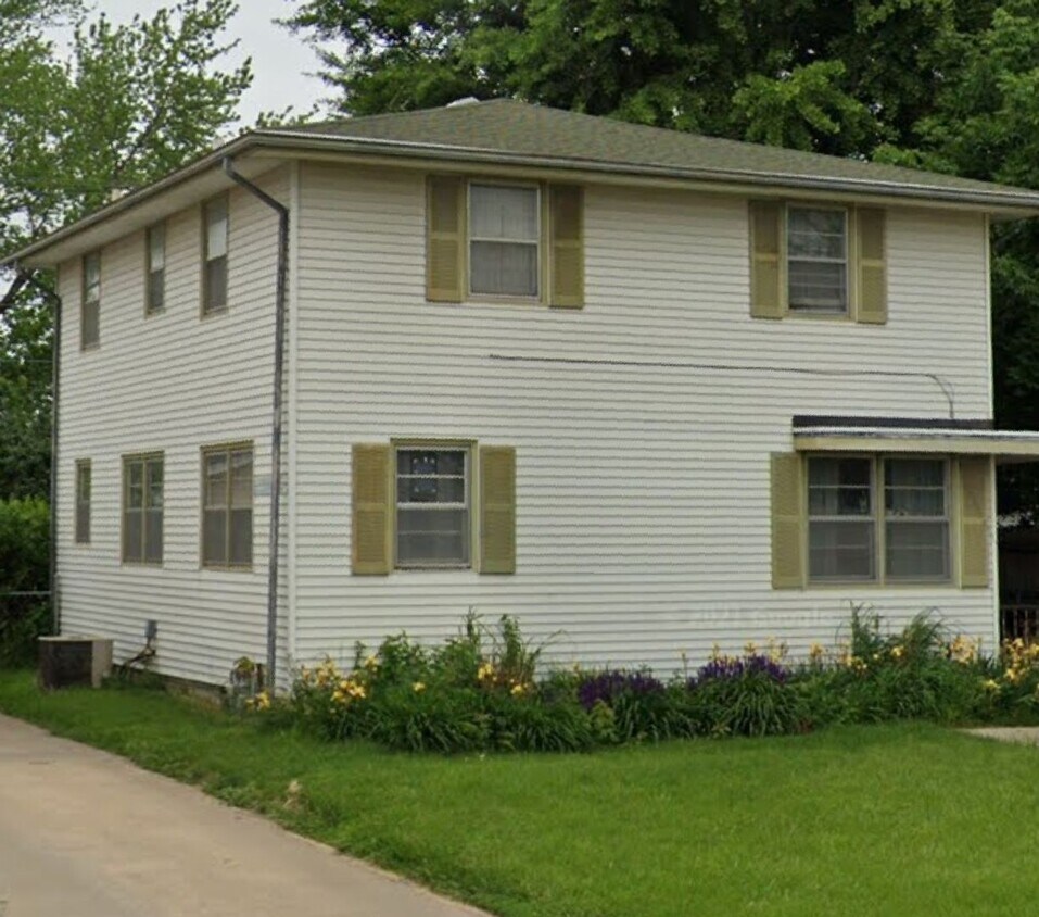 Large 5 Bedroom Home! House Rental in Council Bluffs, IA