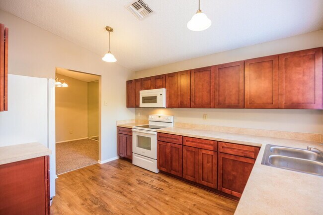 Foto del edificio - 5701 Longleaf Dr