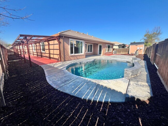 Foto del edificio - Beautiful 4 Bedroom 2.5 Bath with a Corner...