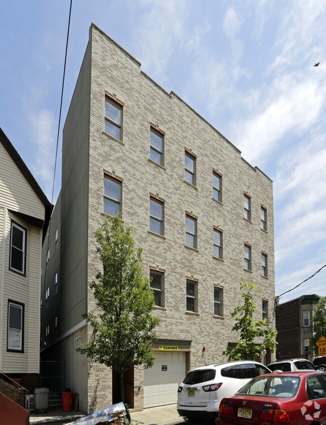 Building Photo - 528 47th St