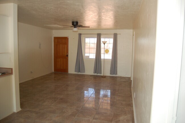 Foto del edificio - 5843 E 19th St