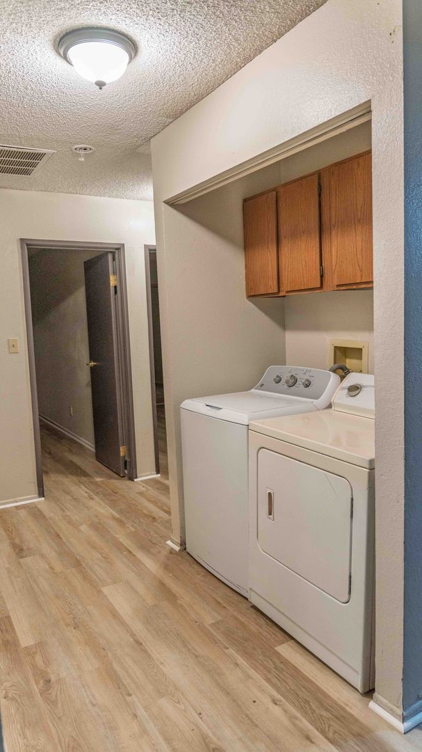 Building Photo - Fully Remodeled 2 Bedroom! **** $300 off move in **