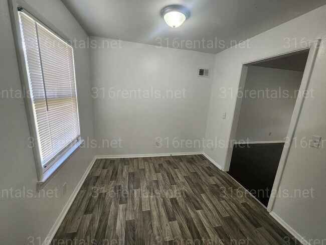 Foto del edificio - $975 - 3 bedroom / 1 bathroom - Single Fam...