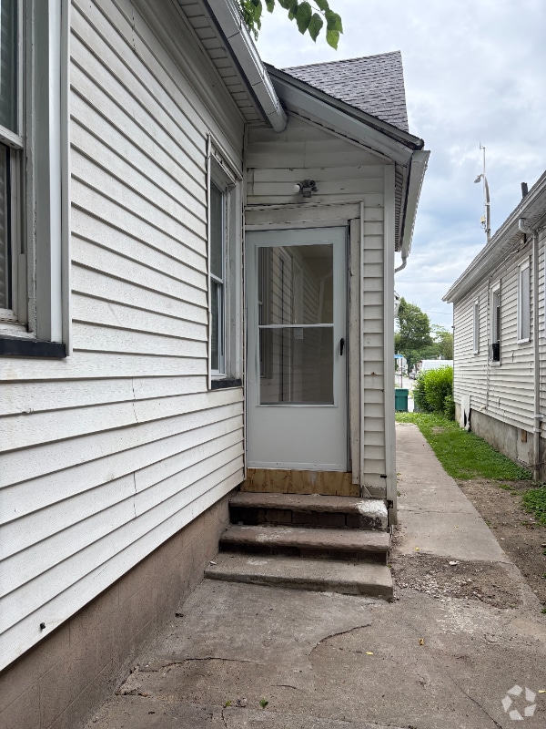 Building Photo - 1045 Hudson Ave