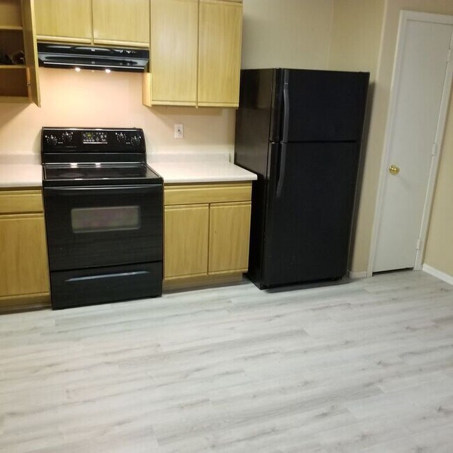 Building Photo - COMING SOON! Bright Open Floorplan in El Mirage