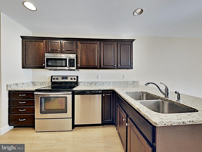 Building Photo - 125 Surrey Ct