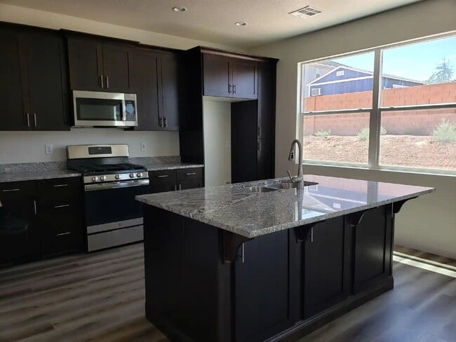 Building Photo - “St. George, Aspen Estates: 5 spacious bed...
